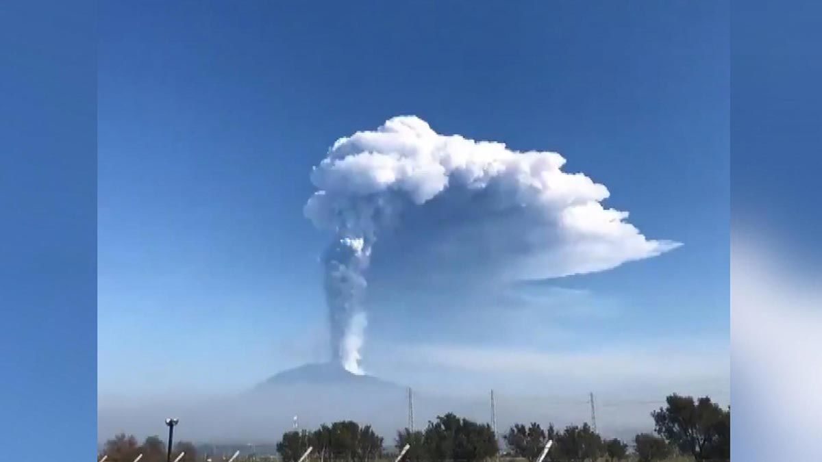 Etna Yanardağı patlamaya devam ediyor