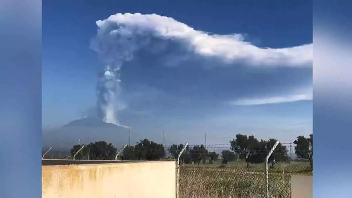 Etna yanardağı patlamaya devam ediyor