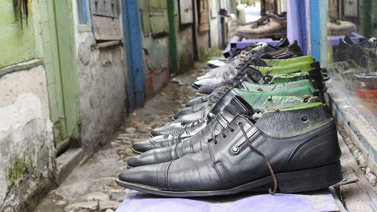 Çorum'un Üçtutlar Mahallesi'nde, 1,5 metre genişlikleri de 2,3 metreyi bulan dünyanın en dar sokağı restore ediliyor.