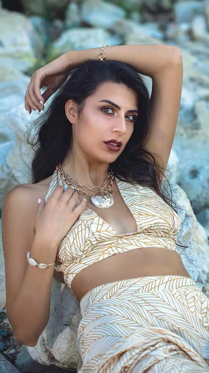 Munzur dağı'nda gerçekleştirilen moda çekiminde objektif karşısına geçen manken duygu çakmak (25), lübnan'da düzenlenecek miss europe 2021 güzellik yarışması'nda türkiye'yi temsil edecek.