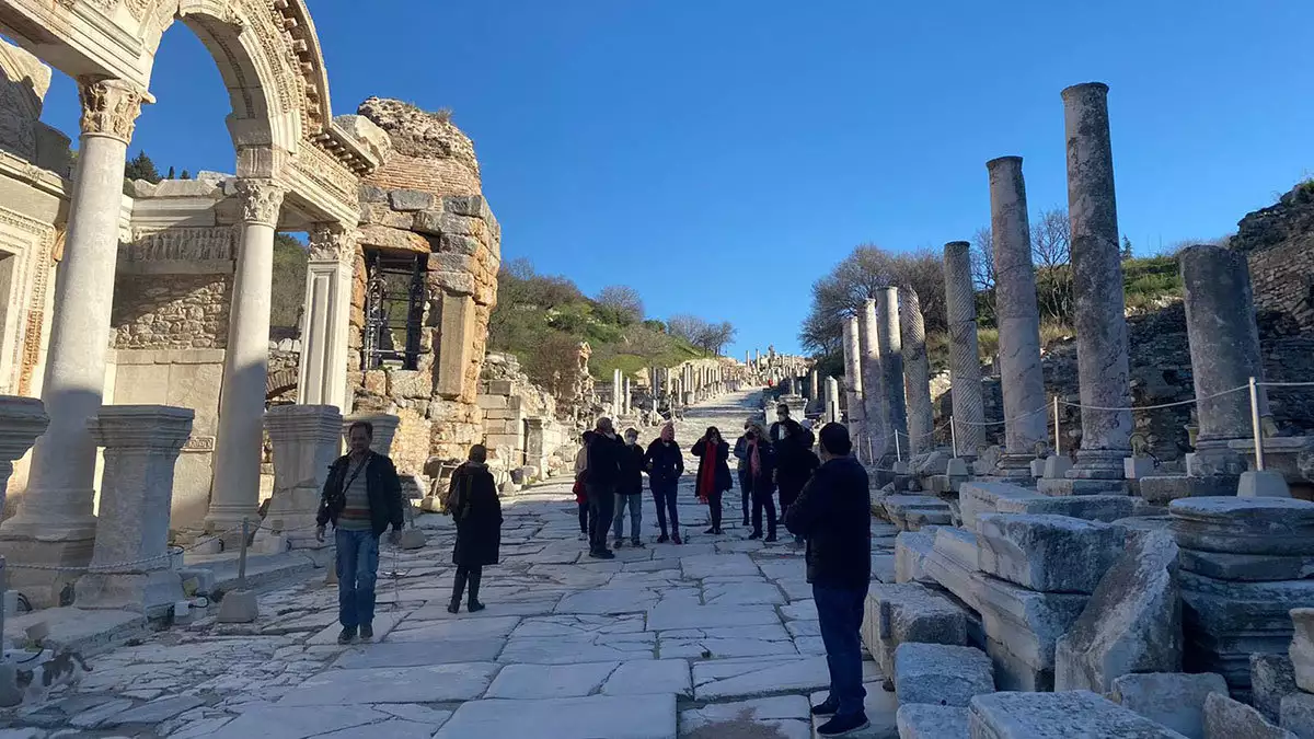 Efes antik kenti ziyaretçilerin uğrak yeri oldu