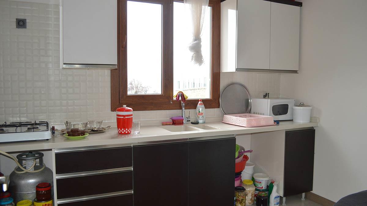 Vali Erkaya Yırık, "Bu konutlar, vatandaşlarımızın köy hayatında rahat yaşamasına imkan tanıyacak; tek katlı, çelik konstrüksiyon ve brüt 90 metrekarelik kullanım alanına sahip, deprem genelgesine uygun şekilde planlanmış" dedi.