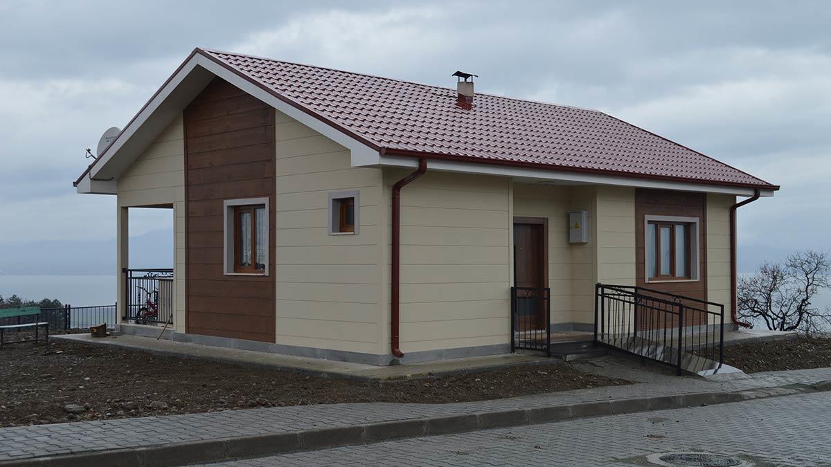 41 kişinin yaşamını yitirdiği Elazığ'da depremzedeler konutlarına kavuşuyor, TOKİ ve AFAD tarafından yapılan konutlar, teslim edilmeye başlandı.