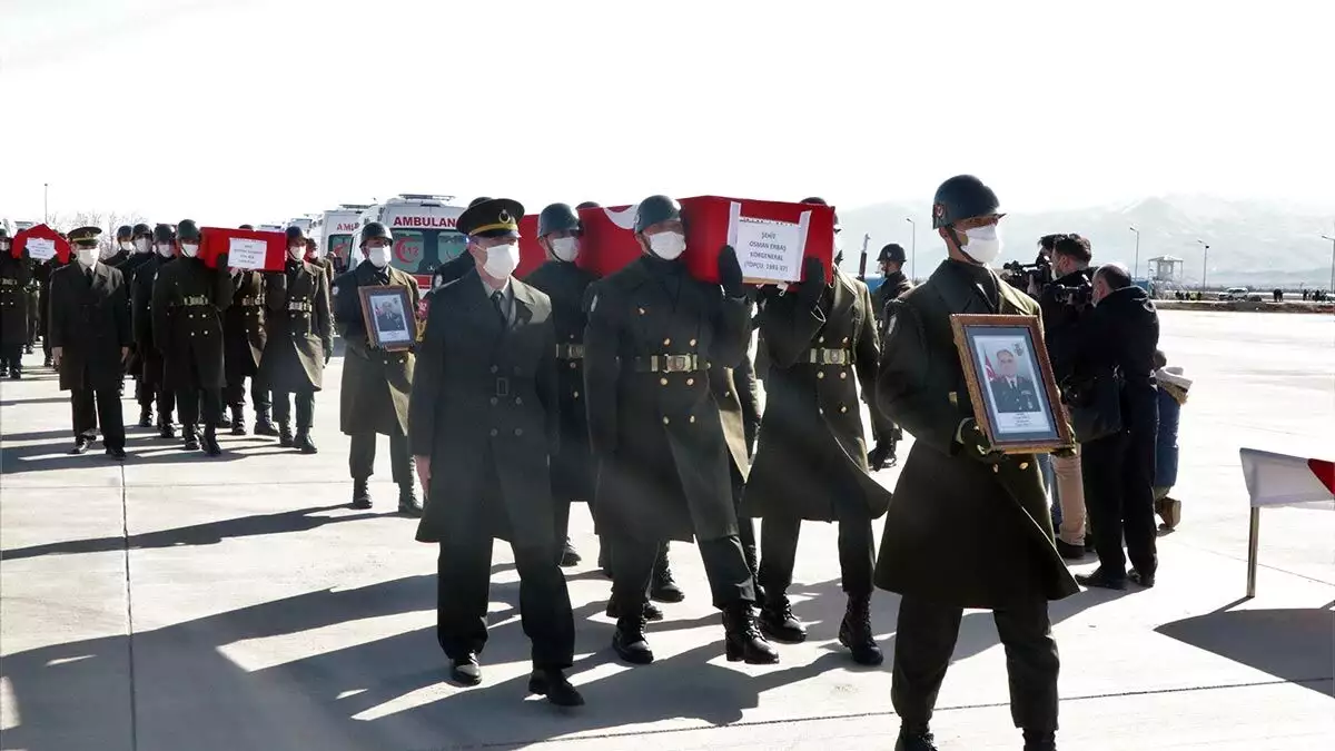 4 yıldır görev yaptığı elazığ'da, halkla kurduğu samimi ilişkilerle anılan korgeneral erbaş'ın en çok da şehit yakınlarıyla ilgilendiği belirtildi.