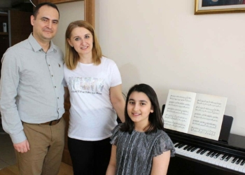Beste anne karnındaki kardeşine piyano çalıyor