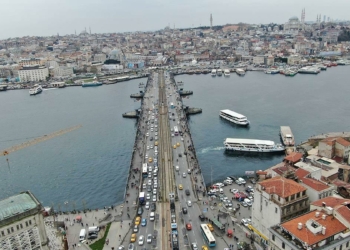 Galata Köprüsü balık tutanlarla doldu