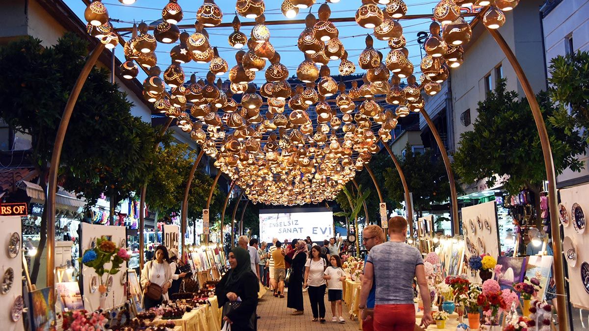 Rengarenk su kabağı lambaları ışıl ışıl