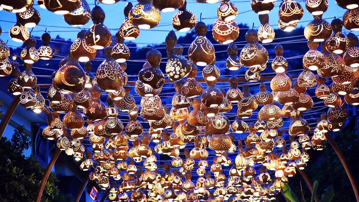 Engelsiz Sanat Atölyesi'nde engelli 20 kursiyerin işlediği rengarenk su kabağı lambaları, Hükümet Caddesi'ni ışıl ışıl aydınlatıyor.