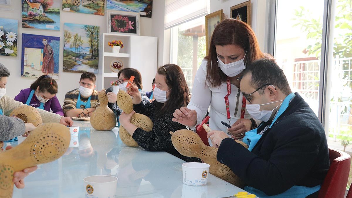 Rengarenk su kabağı lambaları ışıl ışıl