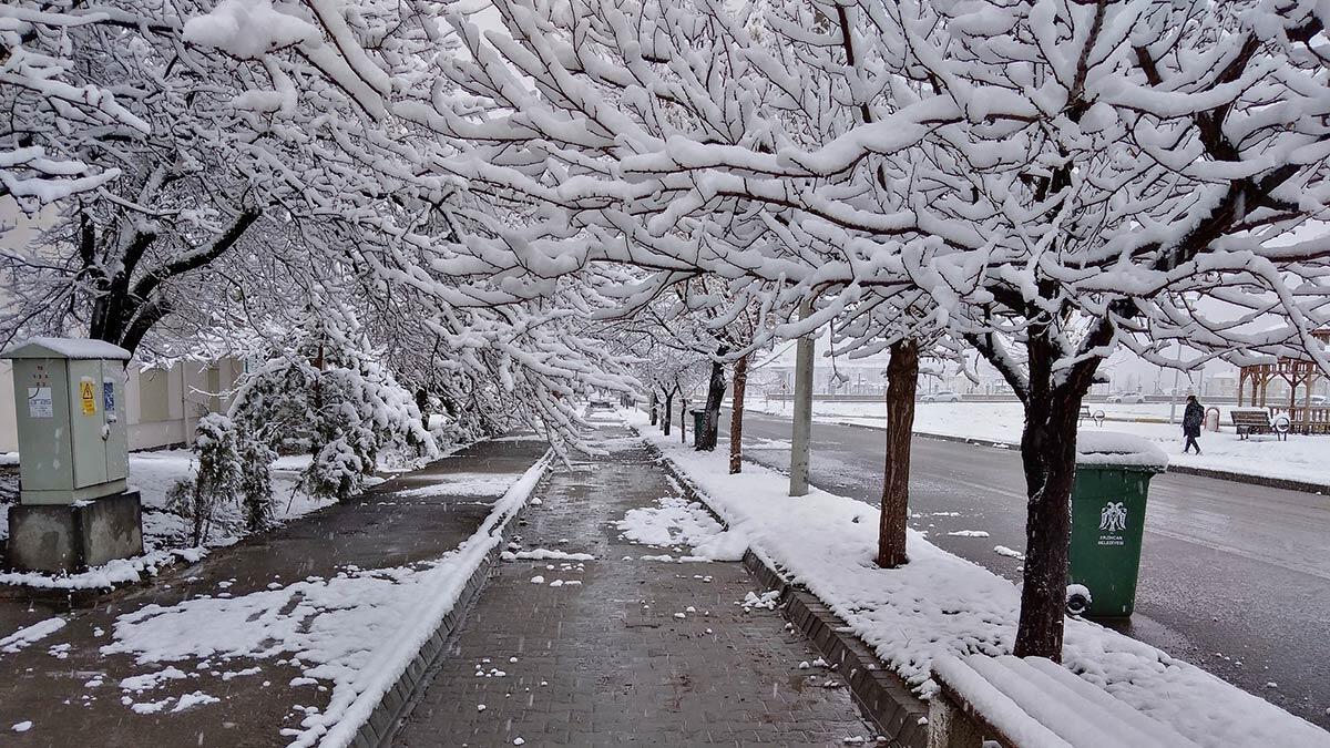 İl Özel İdaresi bünyesindeki 9 ekip, karla mücadele çalışmasını sürdürüyor.