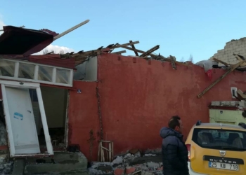 Erzurum ve Muş'ta fırtına; Çatılar uçtu