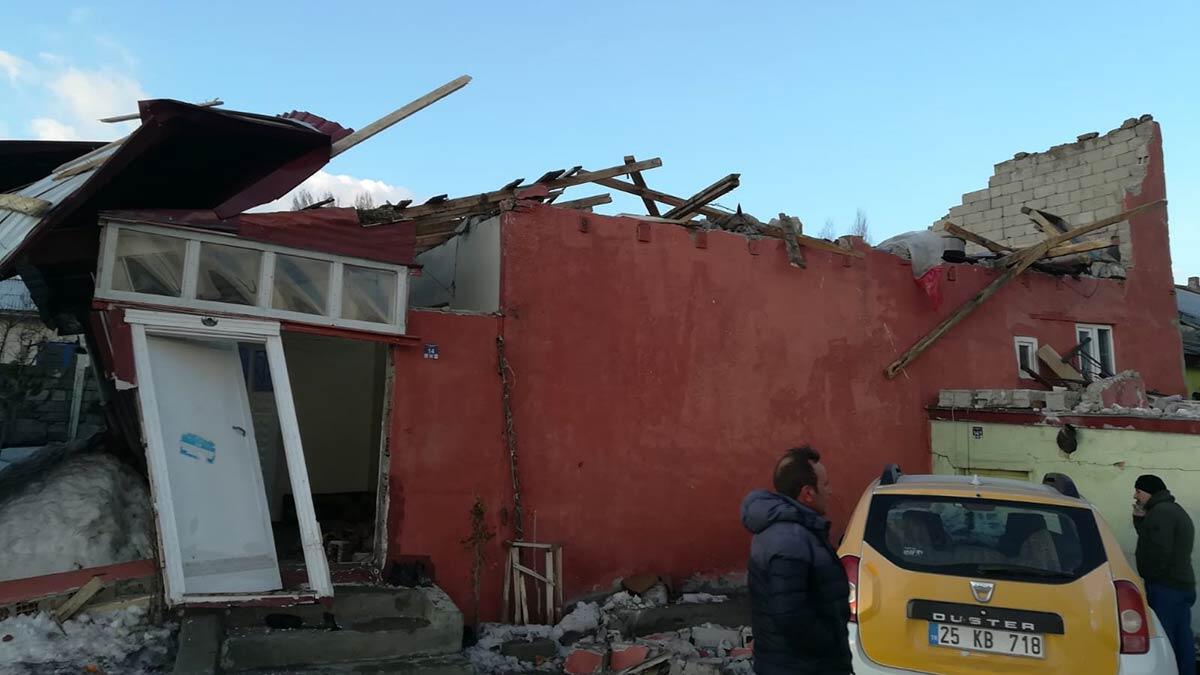 Erzurum ve Muş'ta fırtına; Çatılar uçtu