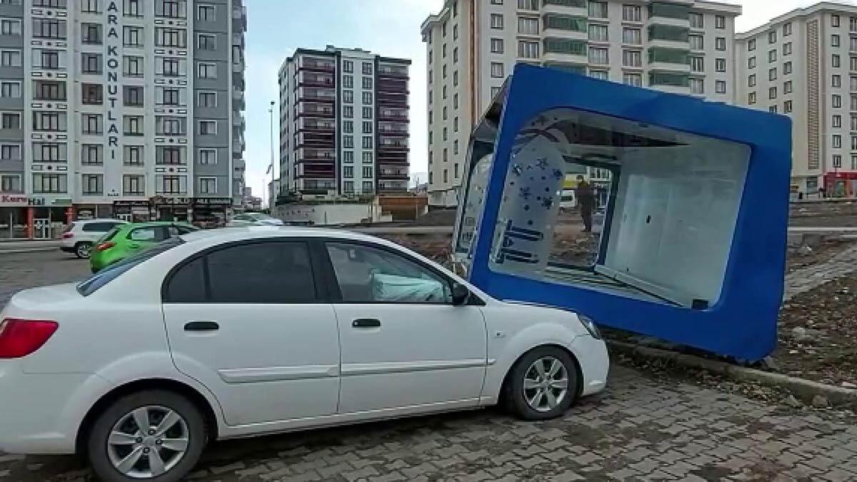 Erzurum ve Muş'ta fırtına, saatteki hızı 90 kilometreyi bulan fırtına nedeniyle çok sayıda binanın çatısı uçtu, park halindeki araçlar hasar gördü.