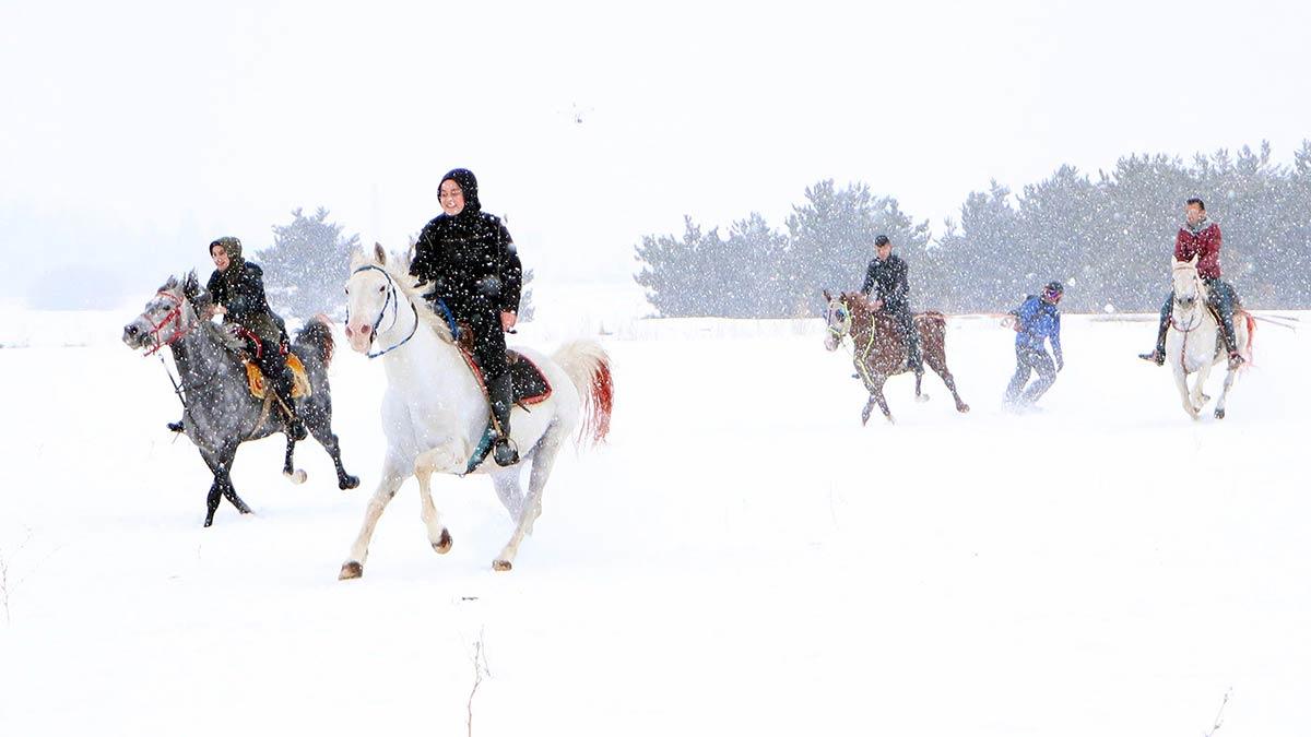 Atlı kayak ile snowboard ilgi görüyor