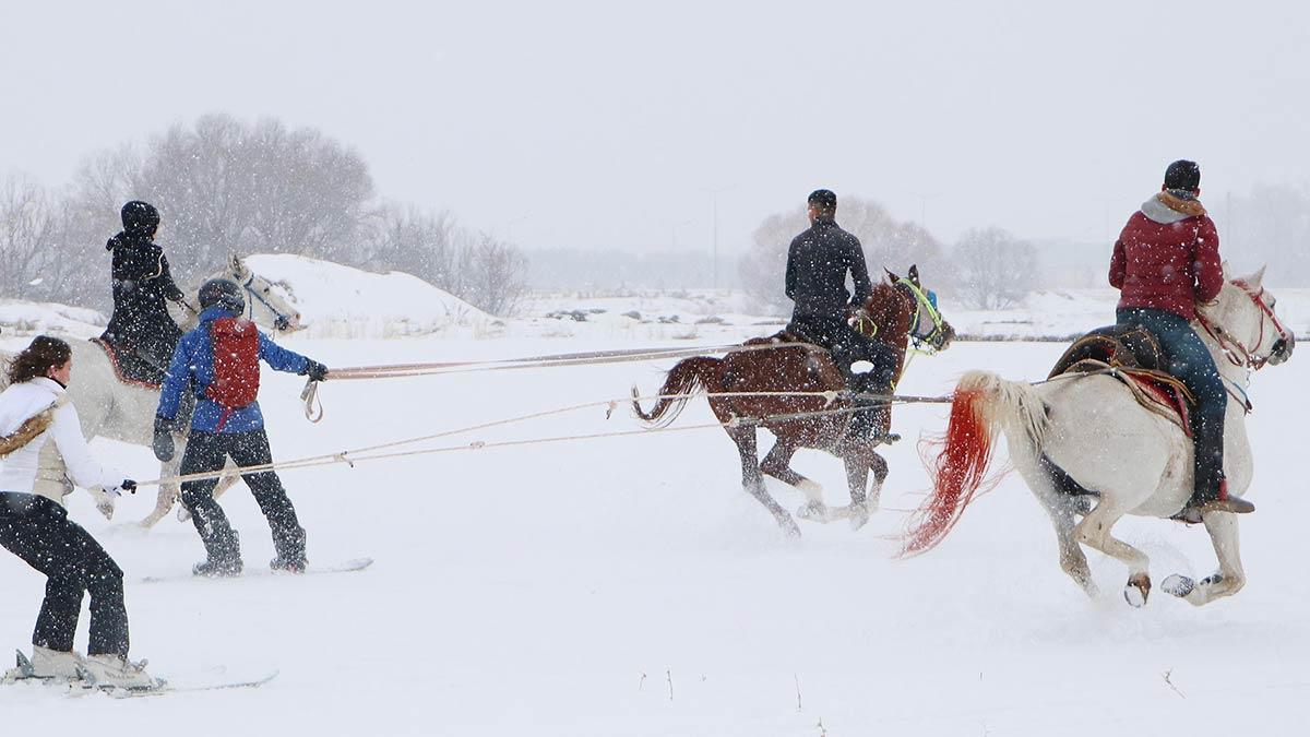 Erzurum'daki Kızılelma Geleneksel Sporlar ve Atlı Okçuluk Kulübü'nün düzenlediği 'atlı safari' ve 'atlı kayak ile snowboard' ilgi görüyor.