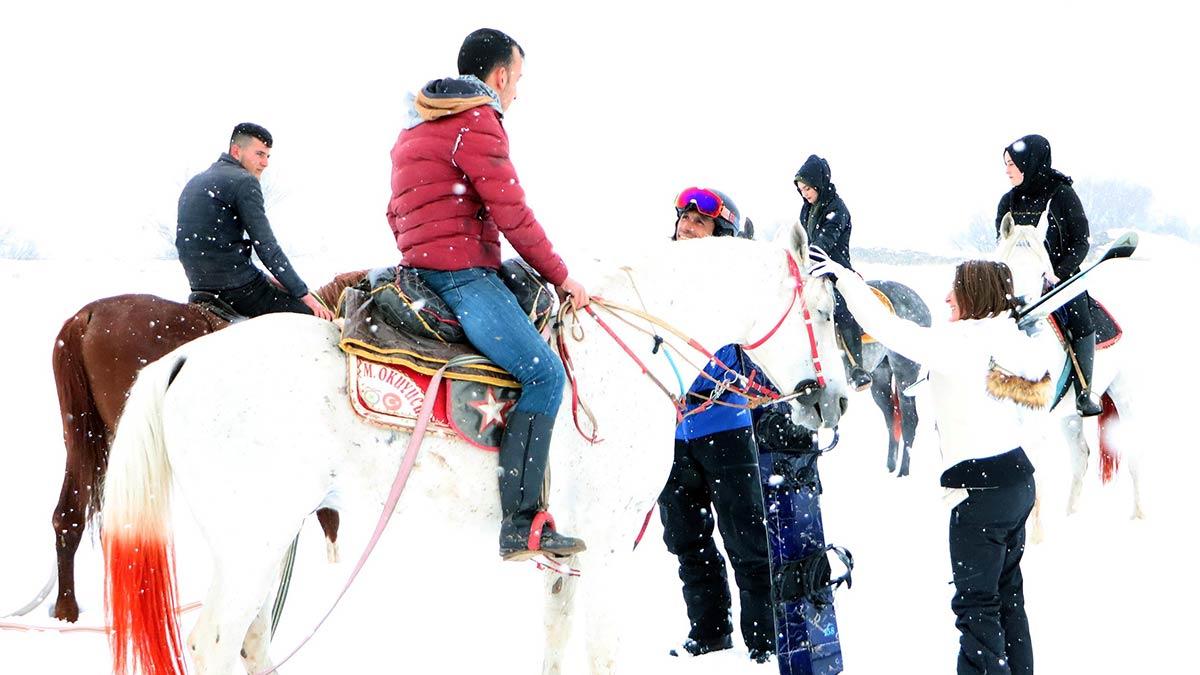 Kızılelma Geleneksel Sporlar ve Atlı Okçuluk Kulübü Başkanı Ayşe Melek Okuyucu, adrenalin sevenleri kulübe beklediklerini söyledi.