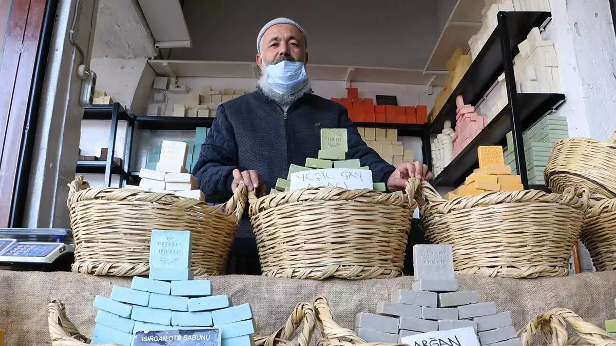 Şanlıurfa'da, koronavirüs salgınıyla birlikte vatandaşlar, doğal sabunları tercih etmeye başladı. Eşek ve keçi sütünden yapılan sabunlar ilgi görüyor.