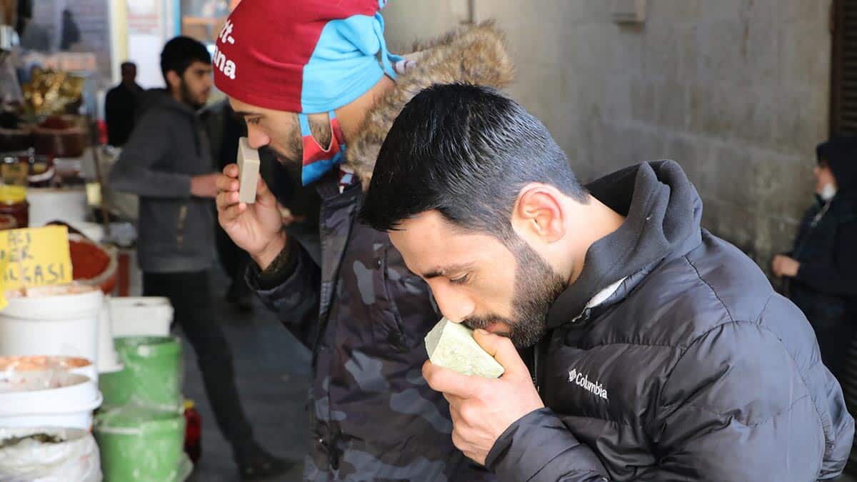 Kentteki tezgahında 63 çeşit sabun bulunduran Mehmet Halil Akkuş, yaptığı bitkisel sabunlarla halkın cilt sorunlarına çare olduğunu iddia etti.