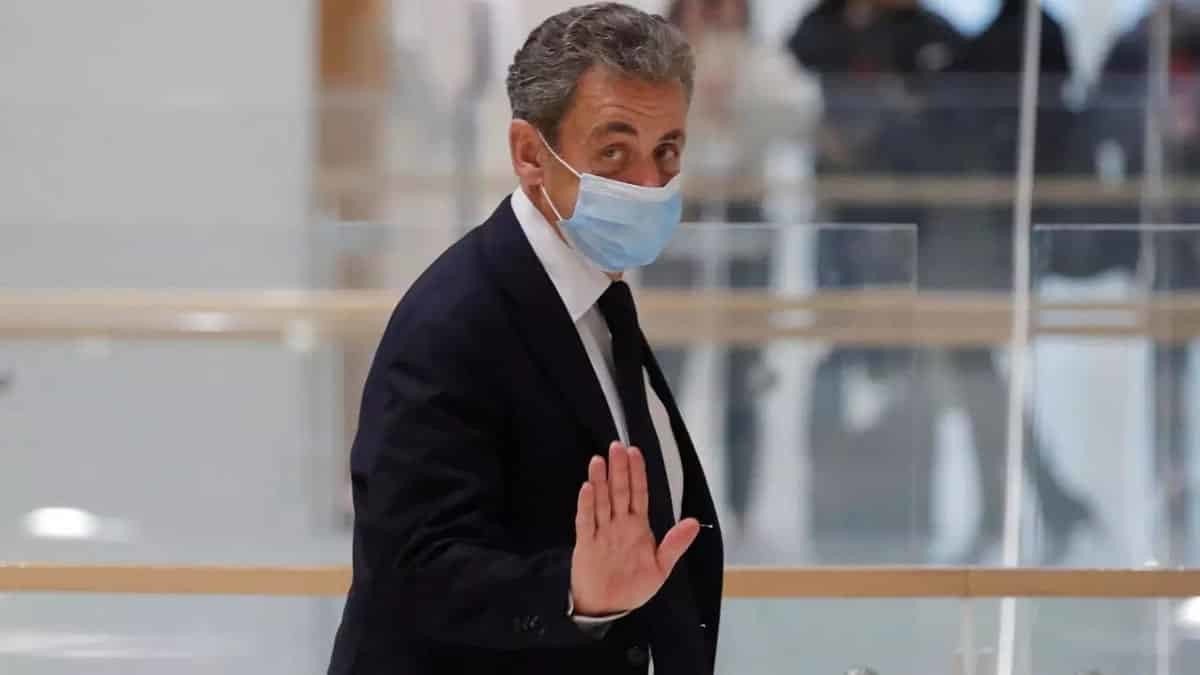 Nicolas Sarkozy'e rüşvetten hapis cezası