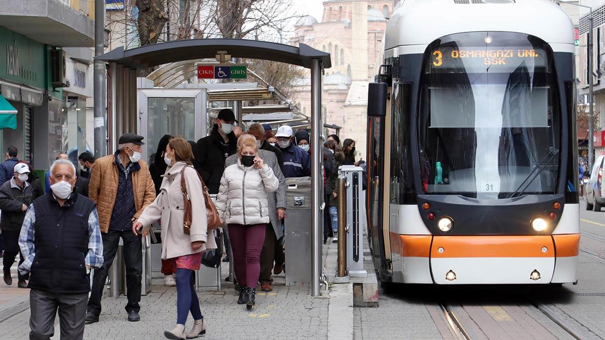 Turuncu grupta yer alan Bilecik’te ise vakalar 100 binde 16 oranında artarken, Kütahya'da aynı oran kaldı. Eskişehir'de vakaların yükselmesi, esnaf kadar vatandaşların da endişe duymasına neden oldu.