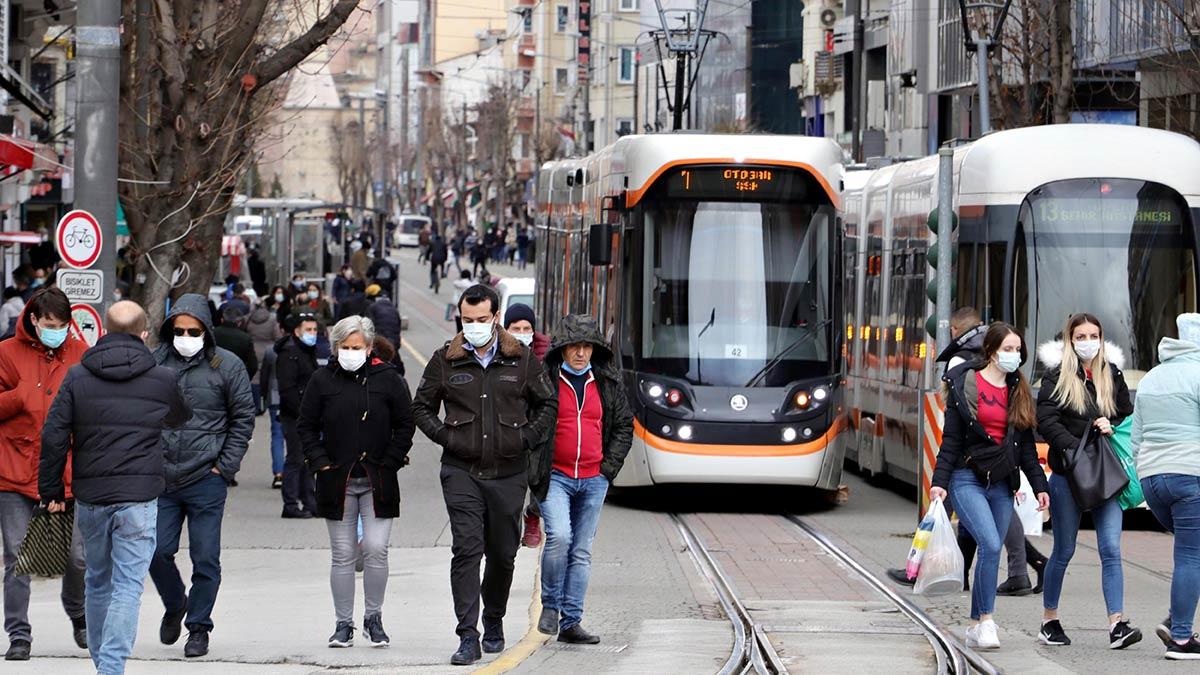 Sağlık Bakanlığı'nın yayınladığı koronavirüs haritasında orta riskli iller arasında yer alan Eskişehir'de vaka sayıları 26.32 oranına yükseldi.