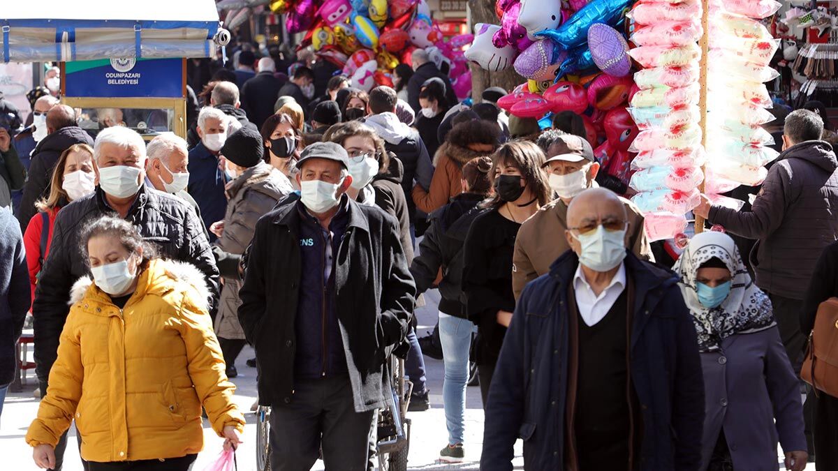 Günlük 80'in üzerinde pozitif vakanın tespit edildiği ilde, 663 kişi evde, 9'u entübe 119 hasta da Covid-19 servislerinde tedavi görüyor. Geçen yıldan bu yana ise koronavirüs nedeniyle 760 kişi hayatını kaybetti.