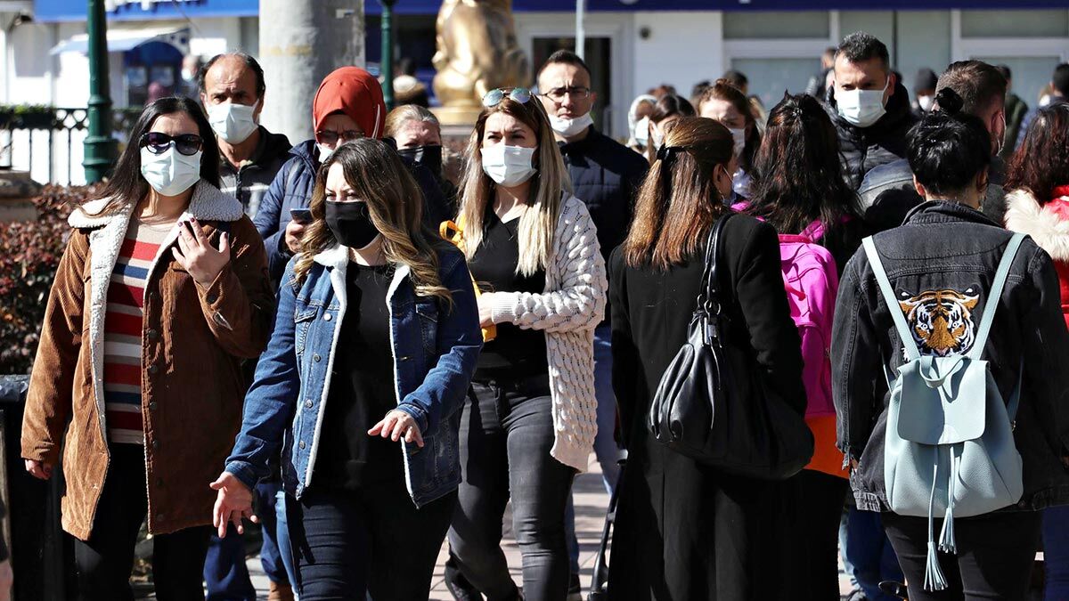 Sağlık Bakanlığı'nın yayınladığı koronavirüs risk haritasında orta riskli iller arasında yer alan Eskişehir'de vaka sayıları 20 günde 17.28 artış gösterdi.