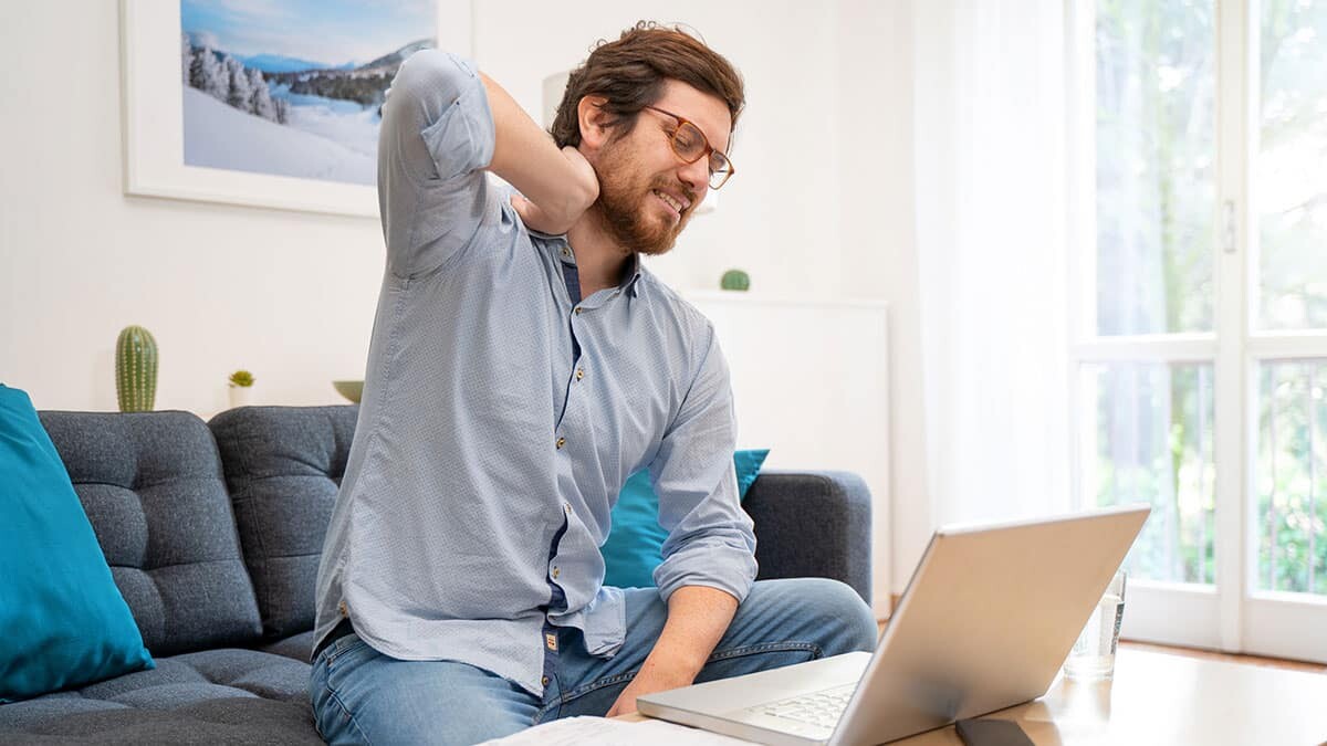 Ortopedi ve Travmatoloji Uzmanı Doç. Dr. Gökhan Meriç, "Evden çalışma ortopedik sorunlara zemin hazırlıyor çalışma ortamı ve süresi önemli bir faktör" dedi.