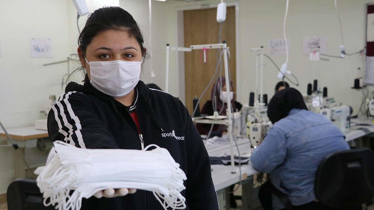 Denizli'deki Osman Aydınlı Mesleki ve Teknik Anadolu Lisesi öğrencileri havlu bornoz kimono önlük ve bez çanta üretip, satıyor.