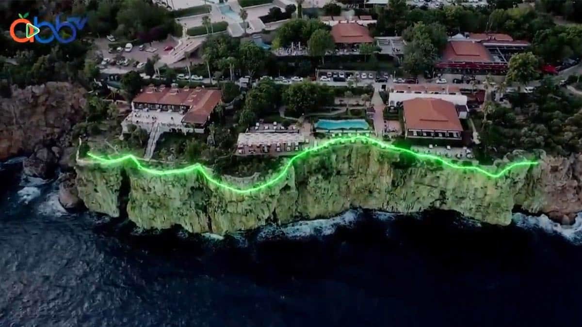 Antalya Büyükşehir Belediyesi'nin kentin doğal simgelerinden falezlerin ışıklandırılması projesi, bilim insanları ve doğaseverlerin tepkisine yol açtı.