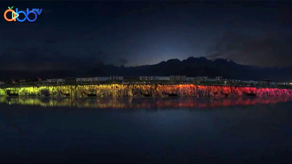 Dünyada sadece 700 birey kalan Akdeniz foku başta olmak üzere, birçok kuş türü, endemik bitki ve canlıya ev sahipliği yapan falezlere yapılacak ışıklandırmanın tanıtım videosu paylaşımına, çok sayıda takipçi 'pavyon gibi' benzetmesinde bulundu.