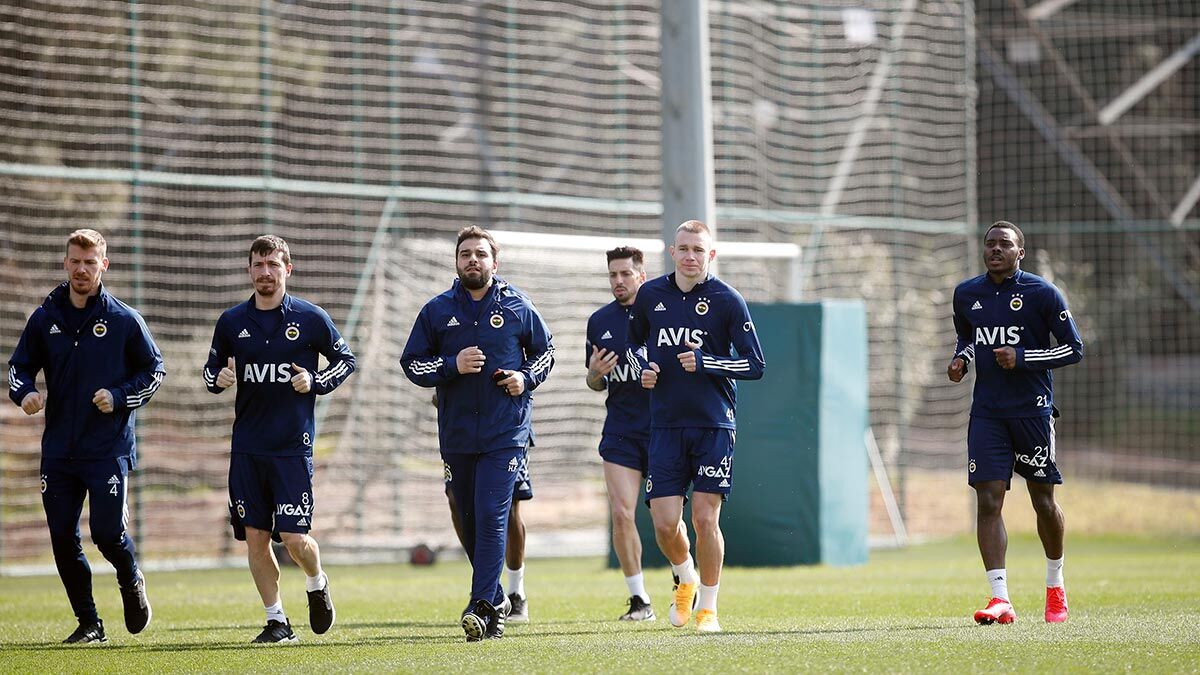 İttifak Holding Konyaspor maçında ilk 11'de görev alan sarı-lacivertli oyuncular, idmanı rejenerasyon çalışması ile tamamladı.