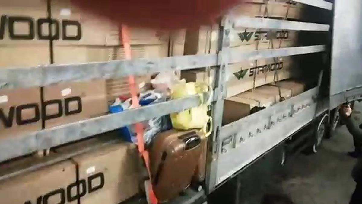 FETÖ firarisi çift TIR'ın dorsesinde yakalandı