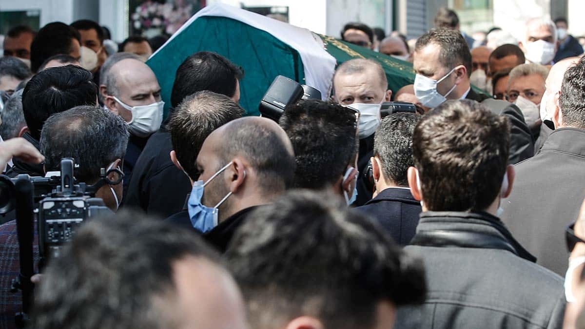 Süleyman Soylu'nun annesi son yolculuğuna uğurlandı