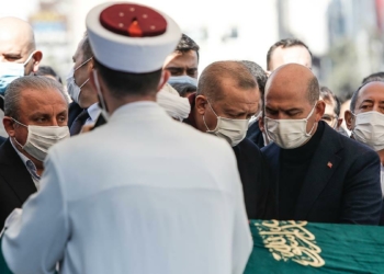 Süleyman Soylu'nun annesi son yolculuğuna uğurlandı