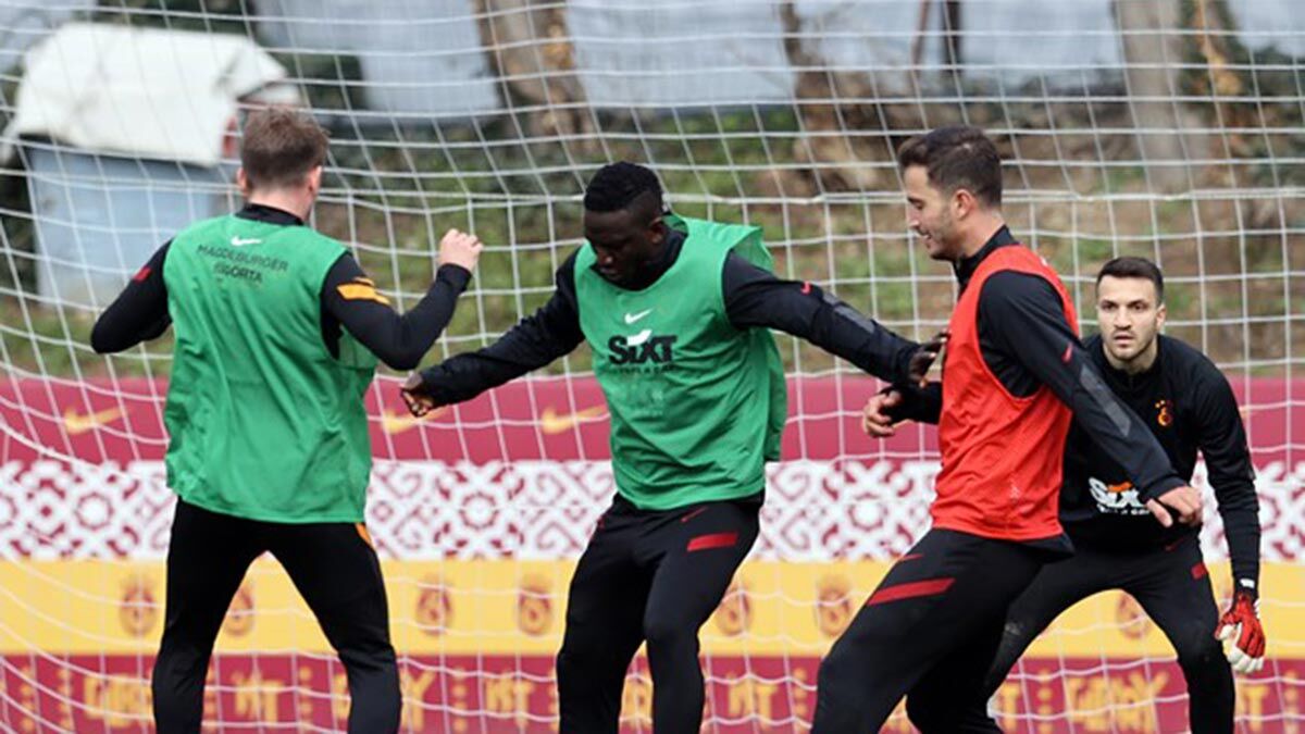 Ryan Donk'un sağ ayak bileğinde yırtık var