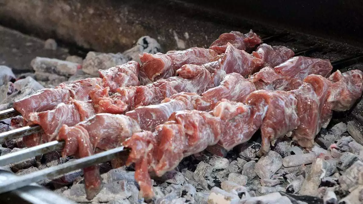 Gaziantep'te bir kuzu veya koyudan 300 gram kadar elde edilen, etin zeytinyağı ve tuz ilave edilerek hazırlanmasıyla yapılan küşleme kebap tescillendi.