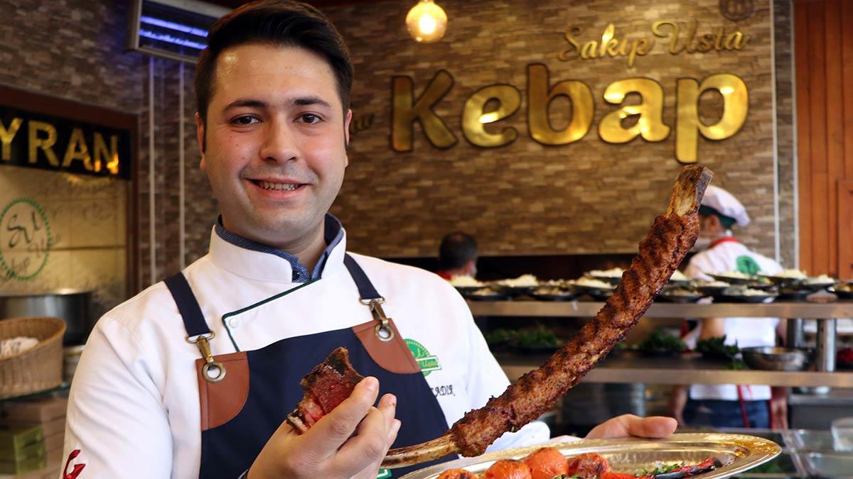 Gaziantep'te kebapçı Ahmet Çadır, kıyma kebabını şiş yerine kemiğe saplayarak pişirdi. Kemikte kıyma kebabı için patent başvurusunda bulunan Çadır, bu kebabın daha lezzetli olduğunu söyledi.