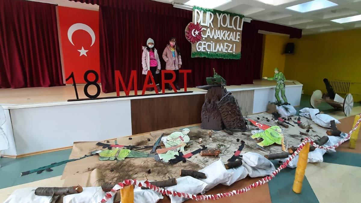 Kocaeli’nin Darıca ilçesinde Faik Şahenk İlkokulu öğrencileri atık ve geri dönüşüm malzemeleri kullanarak içerisinde tank, top ve tüfeklerin bulunduğu 18 Mart Çanakkale Zaferi ve Şehitleri Anma sergisi açtı.