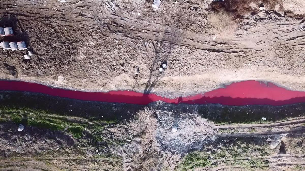 Dere kimyasallar nedeniyle kırmızı akmaya başladı