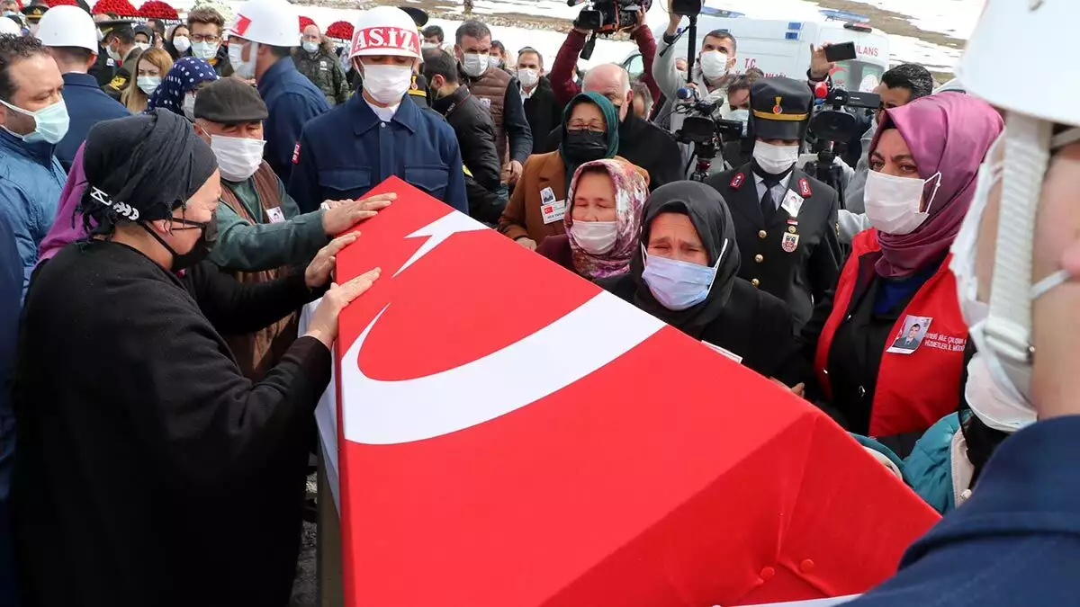 Bitlis'in tatvan ilçesinde kaza kırıma uğrayan askeri helikopterde şehit olan piyade uzman çavuş tolga demirci son yolculuğuna uğurlandı.