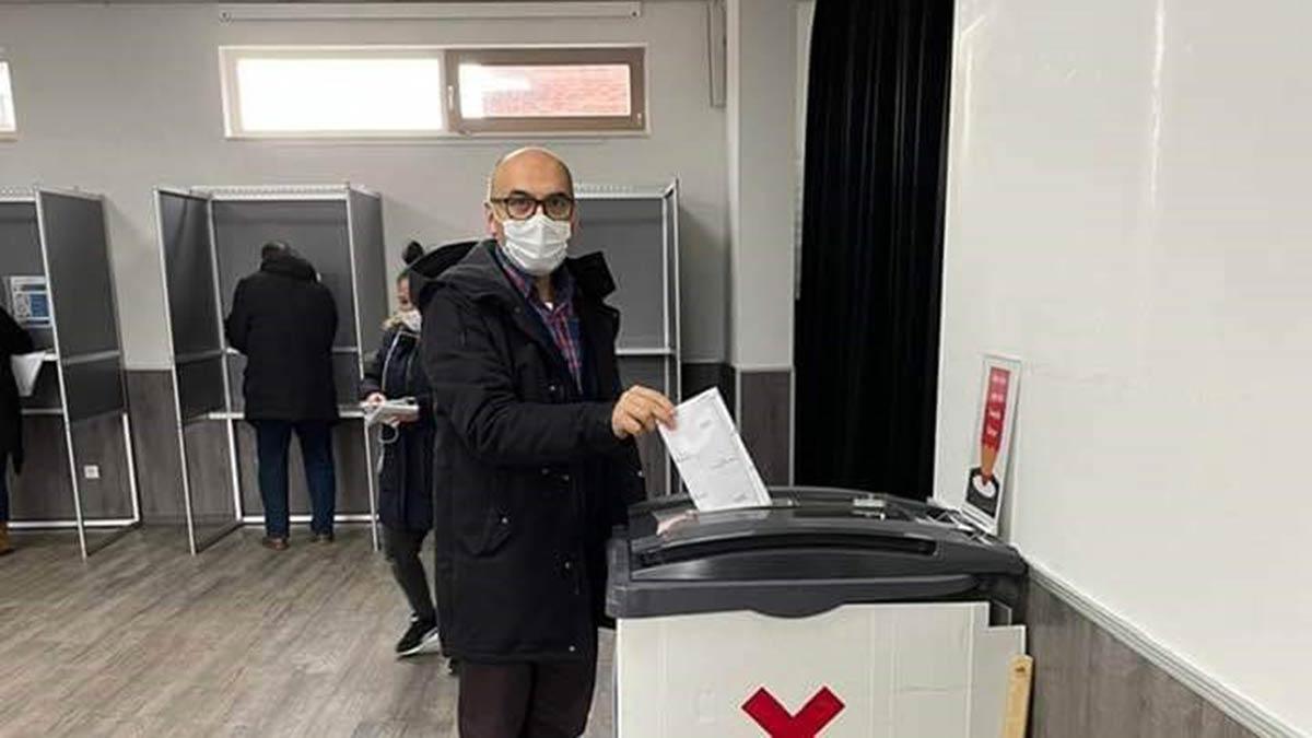 Hollanda'da resmi olmayan sonuçlara göre, 150 üyeli Temsilciler Meclisi'nin belirlendiği milletvekili seçimlerinden Başbakan Mark Rutte zaferle çıktı.