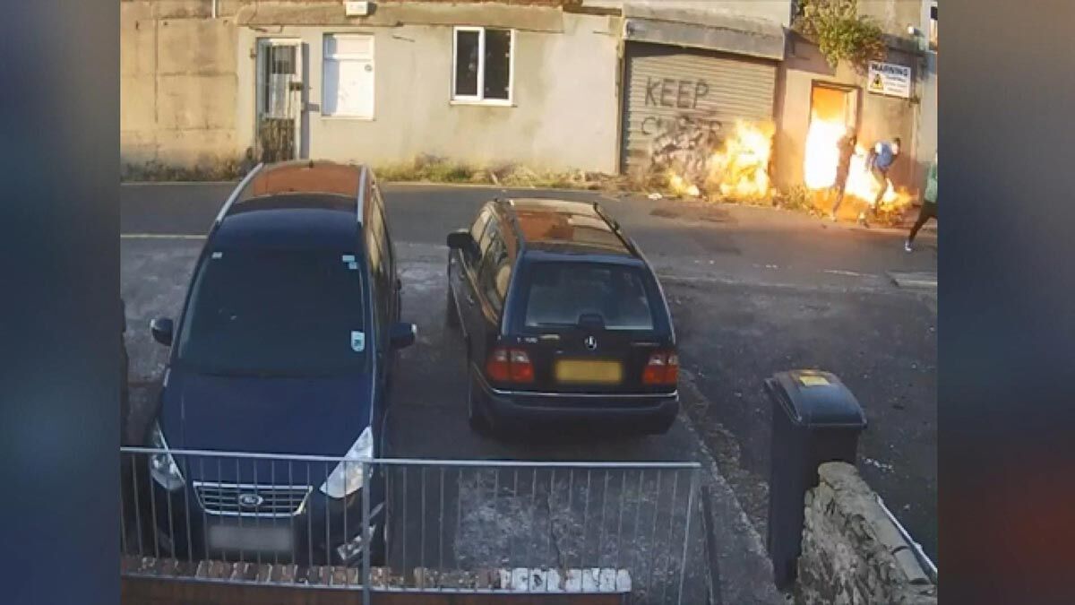 Üç genç iş yerinde yangın çıkardı