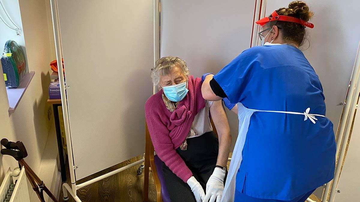 İngiltere'de 2.5 milyon kişi ikinci doz aşısını oldu