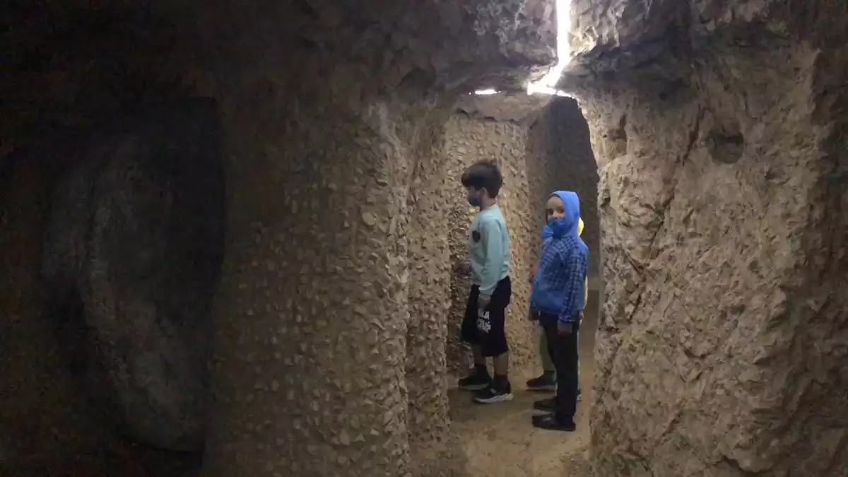 Bayburt'ta bir inşaat kazısı sırasında tesadüfen keşfedilen yerin 5 metre altındaki 3 bin yıllık aydıntepe yer altı şehrinin 1200 metre uzunluğundaki 22 odadan oluşan koridorları ortaya çıkarıldı.