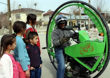 Tek tekerlekli motosiklet yaptı, görenler alkışladı