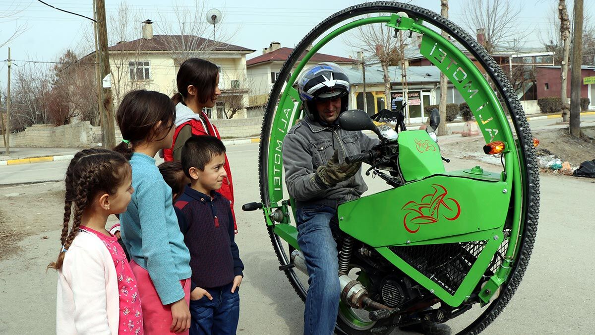 Tek tekerlekli motosiklet yaptı, görenler alkışladı