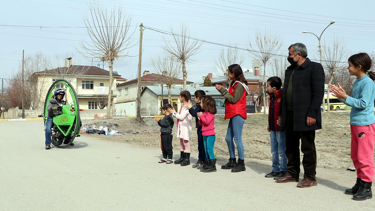 Tek tekerlekli motosiklet yaptı, görenler alkışladı