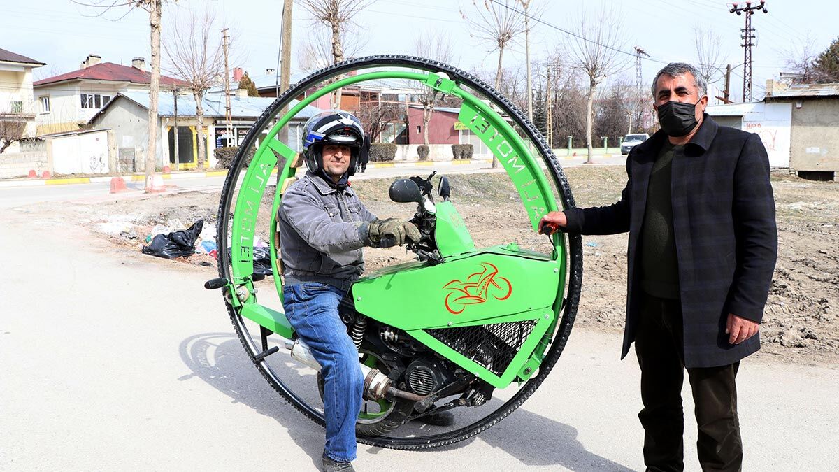 Motei, metal heykel yapımı, kaynakçılık ve asansör tamirciliğinin yanı sıra bu kez de hurdacılardan topladığı malzemelerle tek tekerlekli motosiklet yaptı.