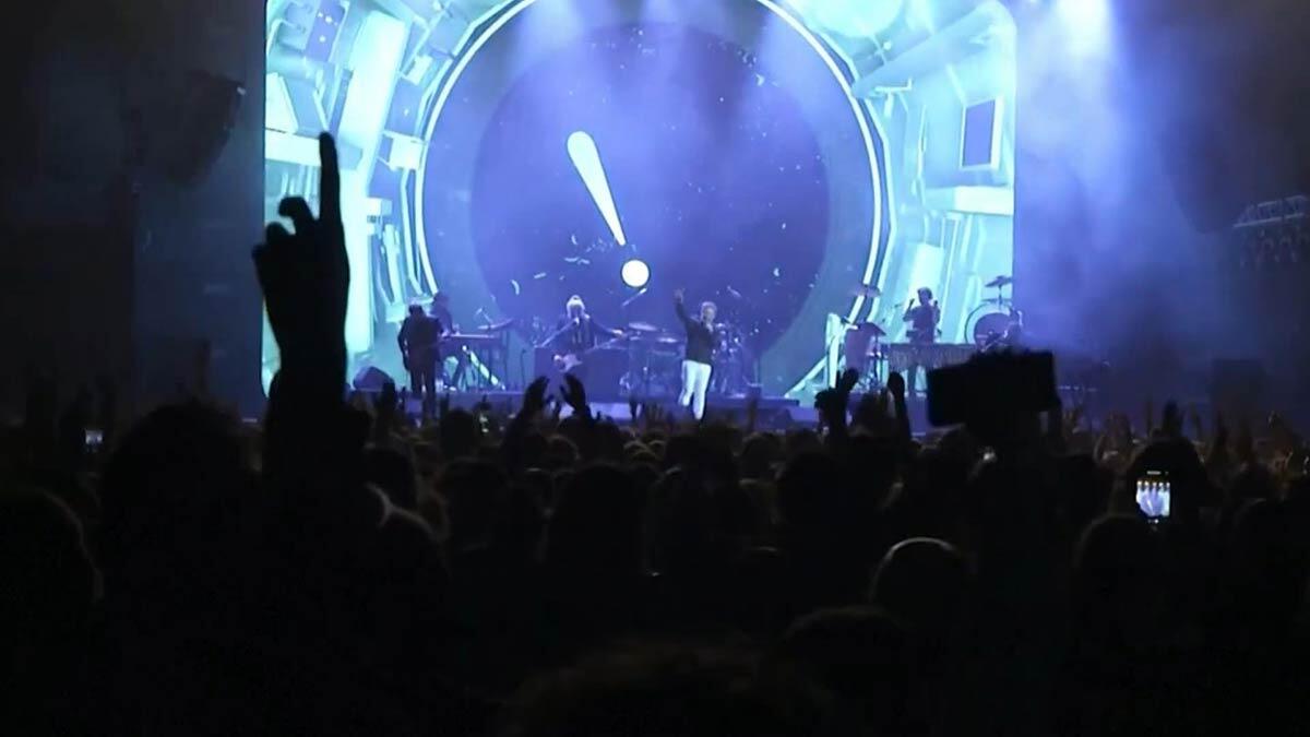 Sosyal mesafesiz konsere 5 bin kişi katıldı